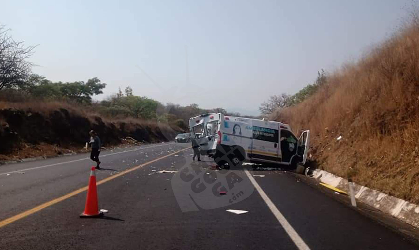 Michoac N Choque Entre Ambulancia Y Tr Iler Deja Lesionados En La