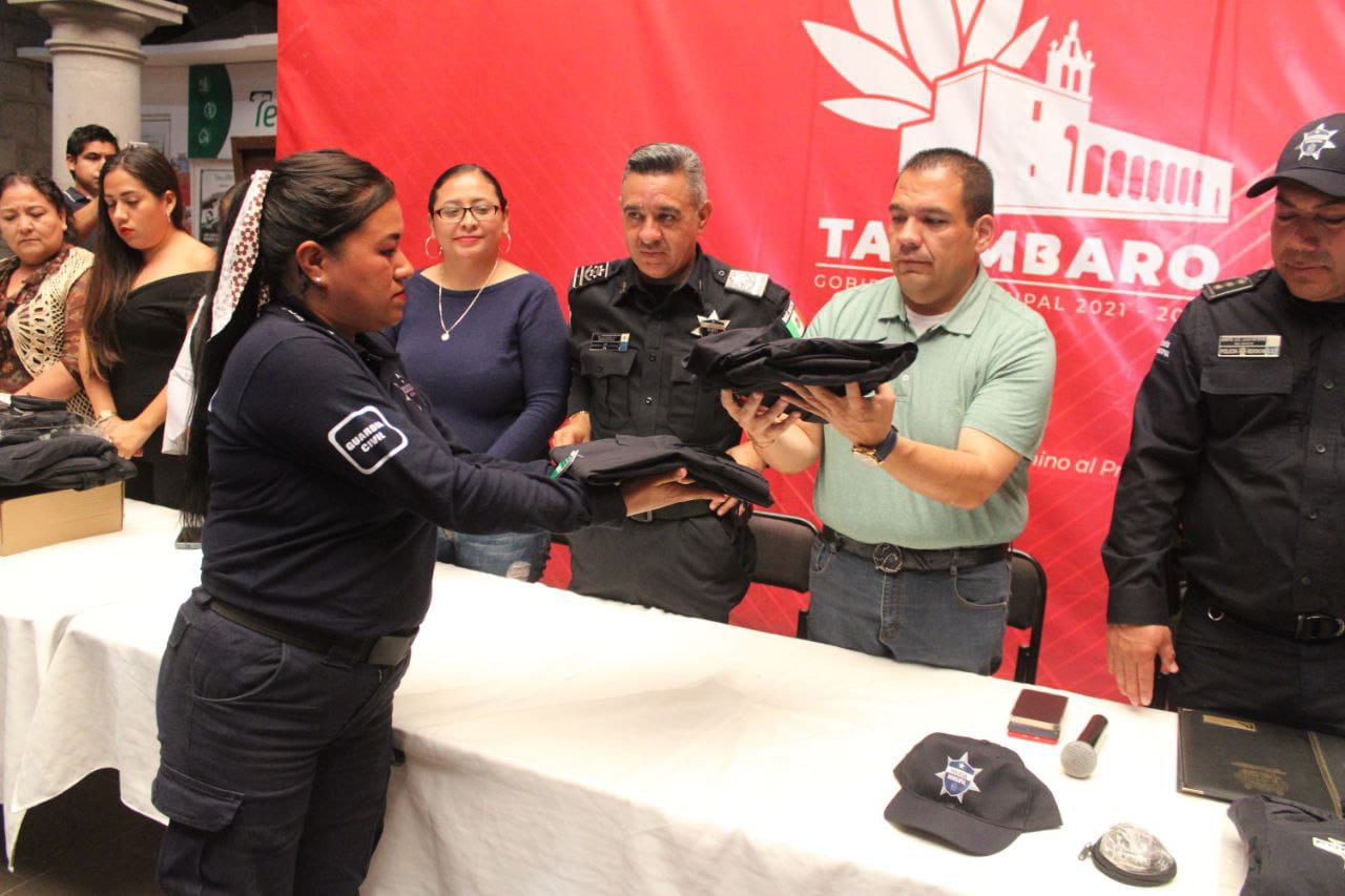 Michoac N Fortalecen Con Uniformes Nuevos A Polis Tarimbarenses