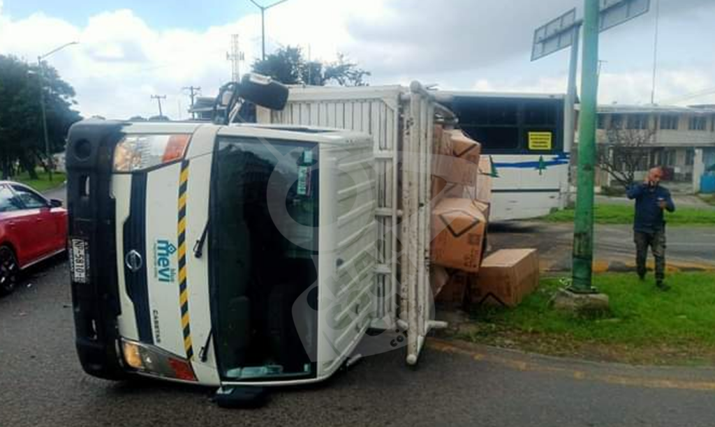 Michoacán Aparatosa Carambola Sobre La Carretera Uruapan Pátzcuaro