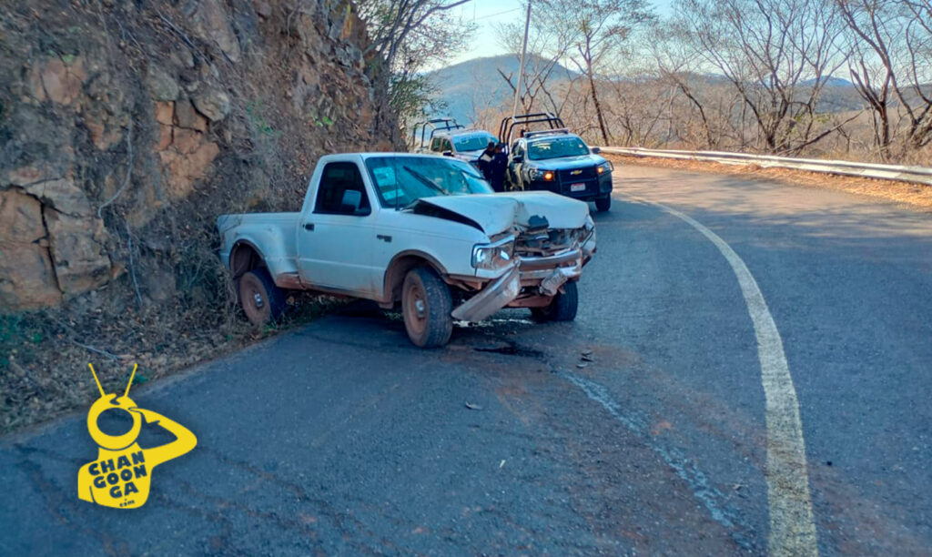 Camioneta De Militares Choca Contra Auto En Huetamo Y Deja Tres Heridos