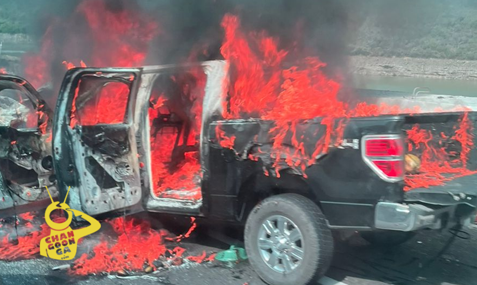 Michoac N Dos Autos Arden En Llamas Tras Choque En La Siglo Xxi