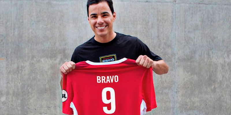 Omar-Bravo-presume-playera-del-Phoenix