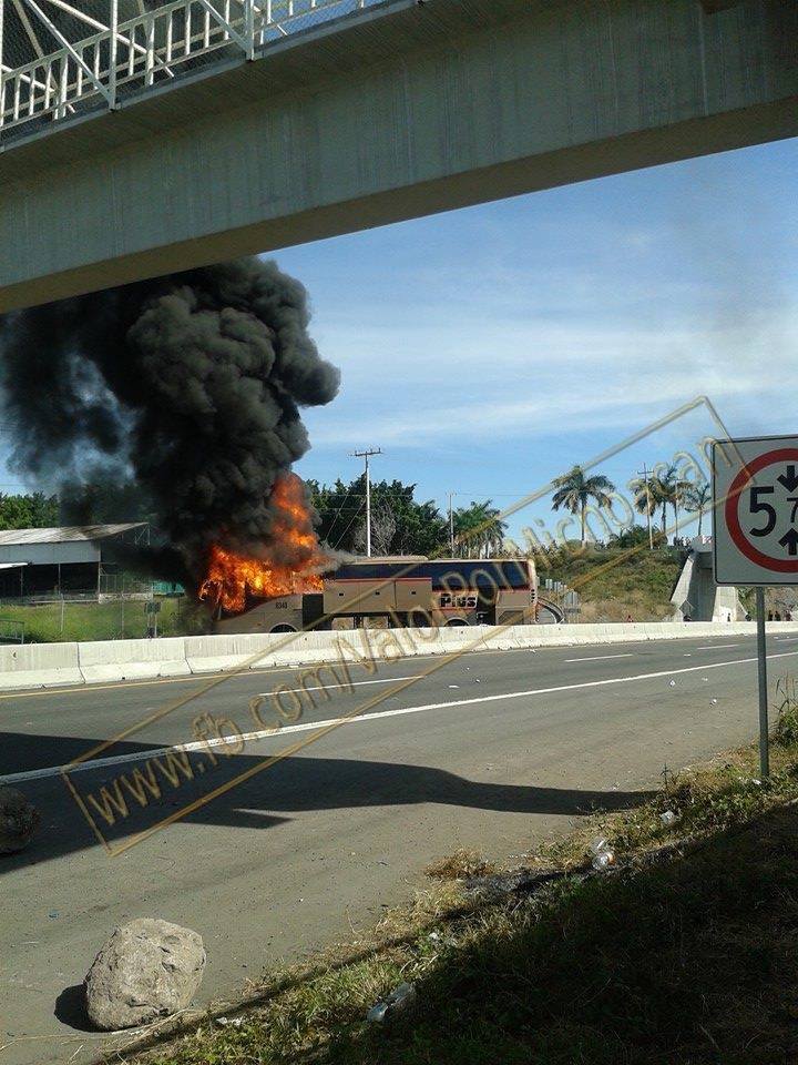 quema de autobus carretera Cuatro Caminos Michoacán