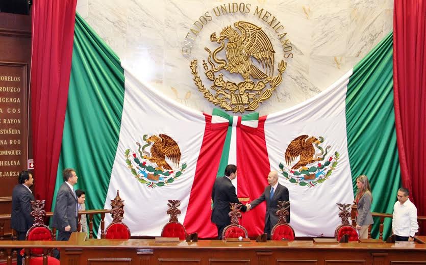 Develan nueva Bandera Nacional en el H. Congreso del Estado de Michoacán