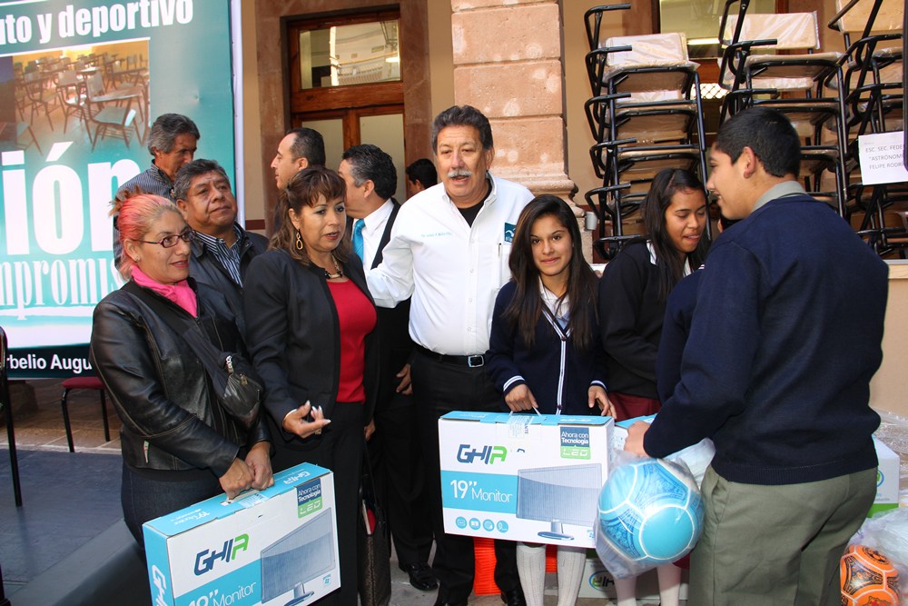 Entrega de material deportivo mobiliario y cómputo a diversas instituciones educativas de Michoacán