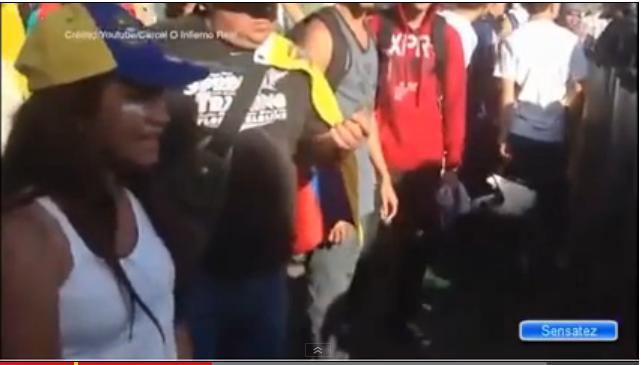 manifestante conmueve a policías de venezuela.