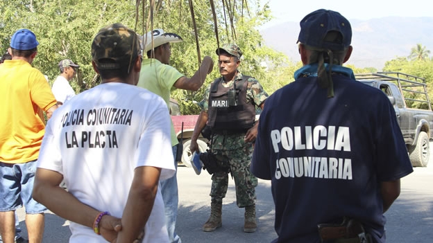 La marina bloqueada por autodefensas