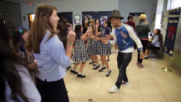 Pharrell Williams bailando con niñas