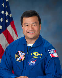 Leory Chiao, astronauta que fue comandante de la Estación Espacial en 2005 asegura haber visto una serie de luces en el espacio, lo que ha llevado a pensar que podría ser un Objeto Volador No Identificado (OVNI). Durante una entrevista que se le hizo en el programa estadounidense ¿Estamos Solos?, el astronauta dijo haber visto luces durante su estancia en la Estación Espacial Internacional mientras se encontraba con su compañero Salizhan Sharipoy, quien dice no haber visto nada porque se encontraba de otro lado. Tras sus declaraciones, algunos escépticos e incluso sus compañeros han dicho que probablemente lo que Chiao vio fueron las luces de un barco de pesca que estaba a cientos de kilómetros y no un OVNi o algún elemento que represente la vida en otro planeta.