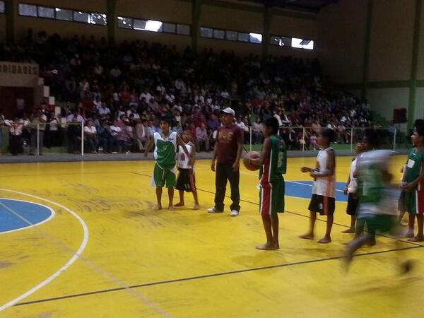 Pies Descalzos Sueños Blancos: Niños Triquis Basquetbolistas Conquistan  Oriente Michoacano –  – Noticias de última hora, con un toque  acidito