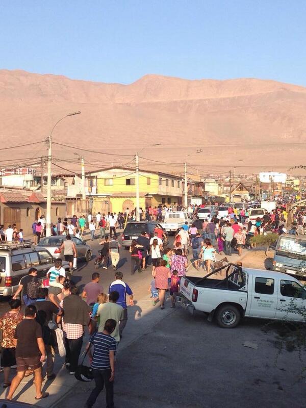 personas evacuando por tsunami en Chile