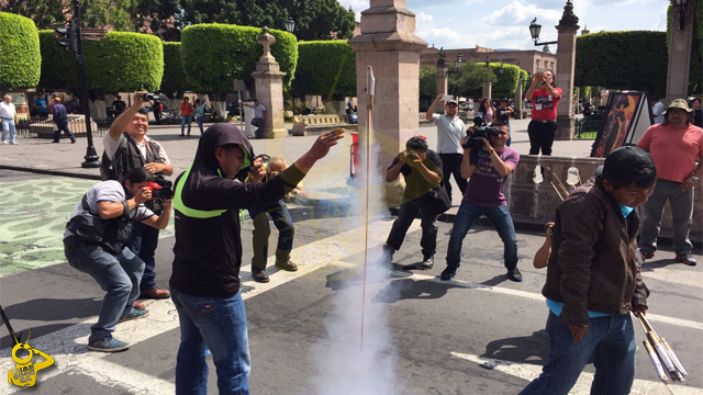 cohetones-normalistas-marcha-Morelia