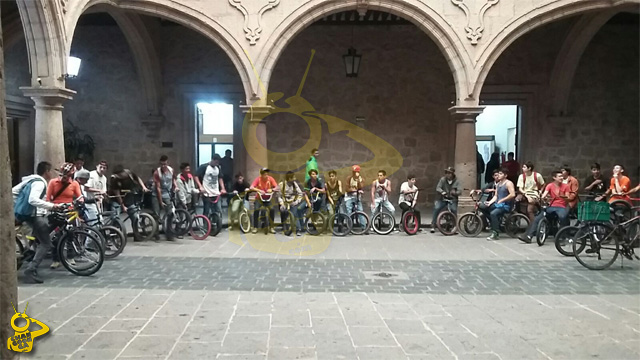 jovenes-bicis-manifestacion-Ayuntamiento-Morelia