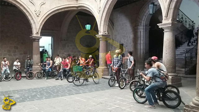 jovenes-bicis-manifestacion-Ayuntamiento-Morelia-2