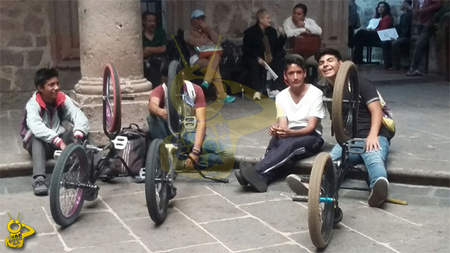 jovenes-bicis-manifestacion-Ayuntamiento-Morelia-3