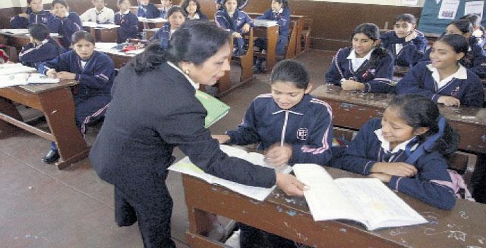 maestra dando clases