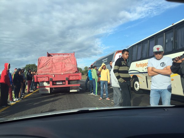 normalistas piden cooperacha en carretera a morelia