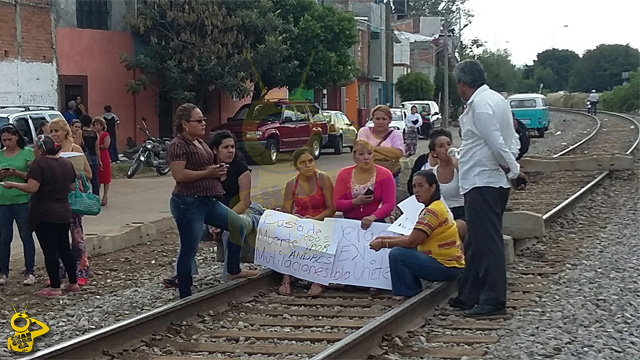 tias-niño-colonia-Jacarandas-Morelia-tren