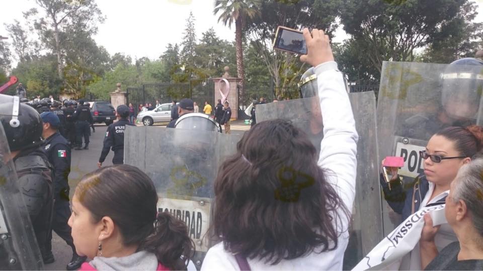 trabajadores de salud y granaderos en casa de gobierno