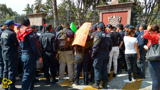 manifestacion-Casa-de-Gobierno-Morelia-policias-granaderos-2