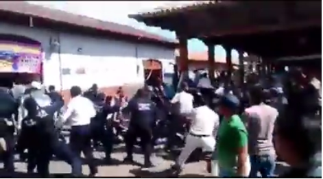 pelea entre policías y comerciantes uruapan