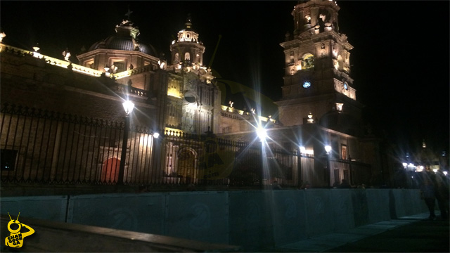 Catedral-sitiada-vallas-Morelia-Madero-Papa-12