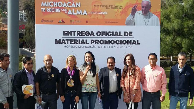 entrega-material-promocional-visita-Papa-Francisco-Morelia