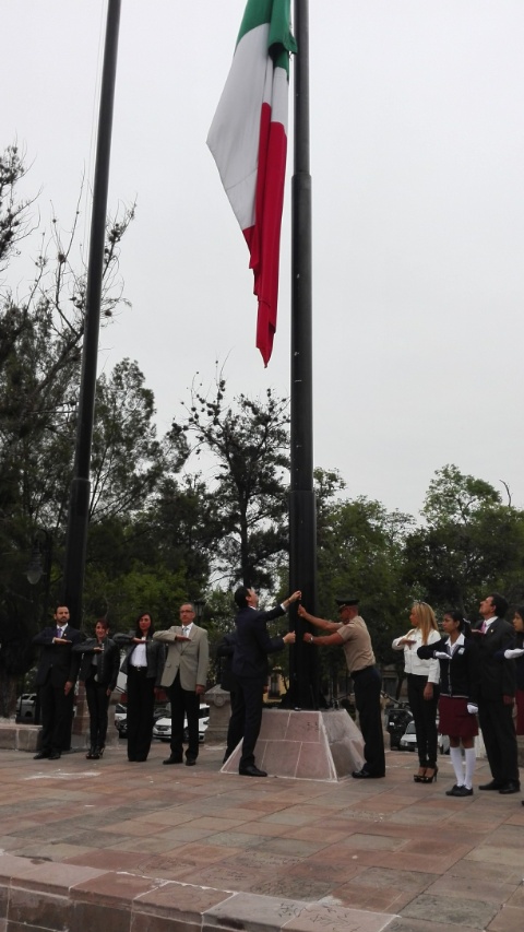 izamiento de bandera