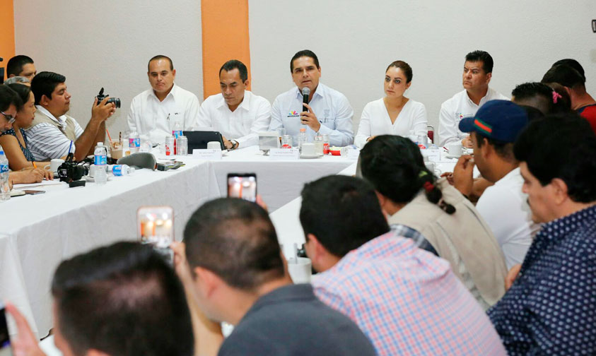 reunion-Silvano-Aureoles-familia-Salvador-Adame-periodistas-Apatzingan-3