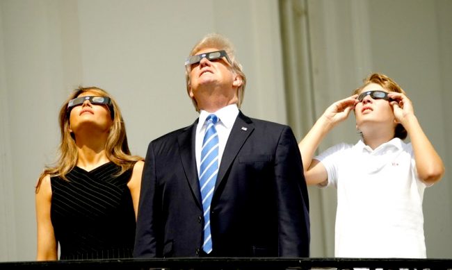 Donald-Trump-Melania-eclipse-solar-2017