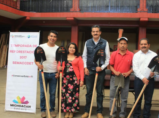 José Guadalupe Aguilera realiza campaña de reforestación en Tingambato