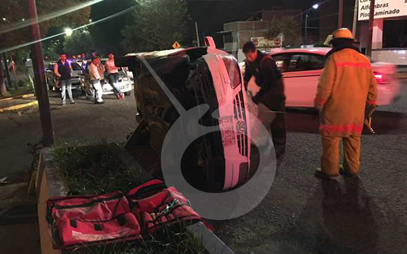 Vuelca-Auto-En-La-Esquina-De-La-Calzada-Juárez-Y-Solidaridad