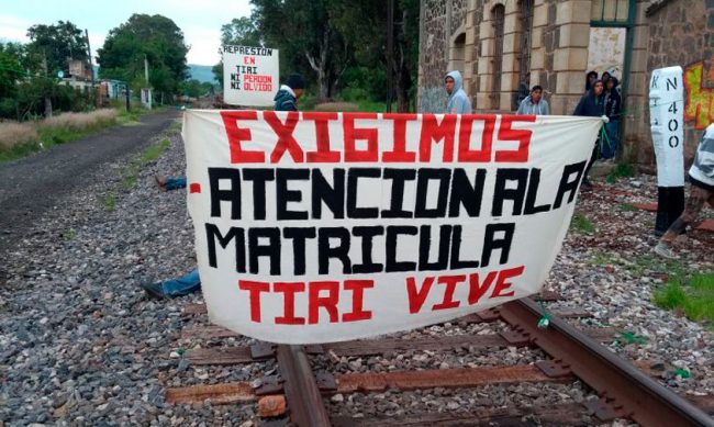 normalistas-bloquean-vias-tren-Tiripetio