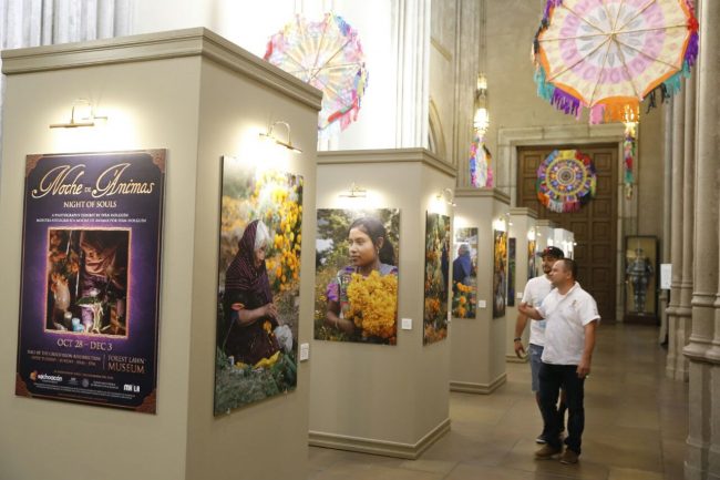 Inaugura Silvano Aureoles exposición fotográfica de Noche de Muertos en California