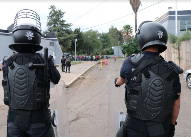 Policia normalistas barandillas