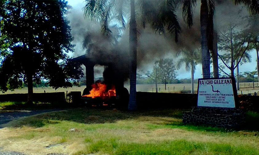 camioneta-incendiada-Apatzingán