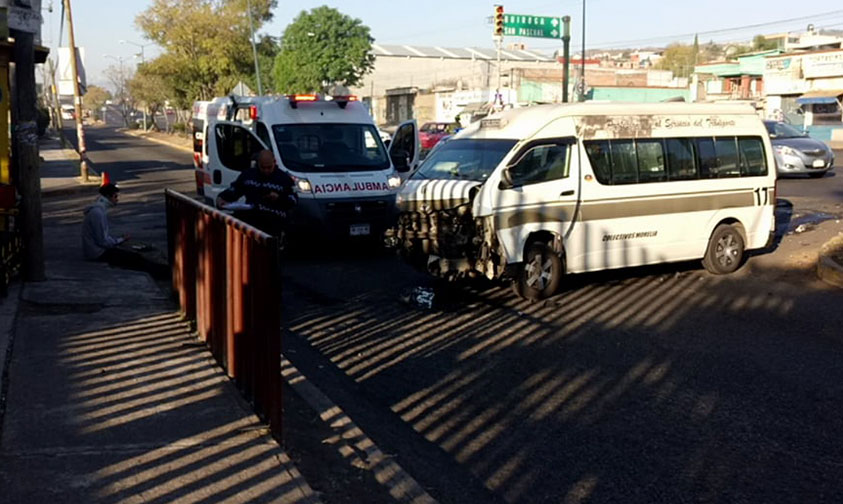 Morelia-choque-combi-gris-camioneta