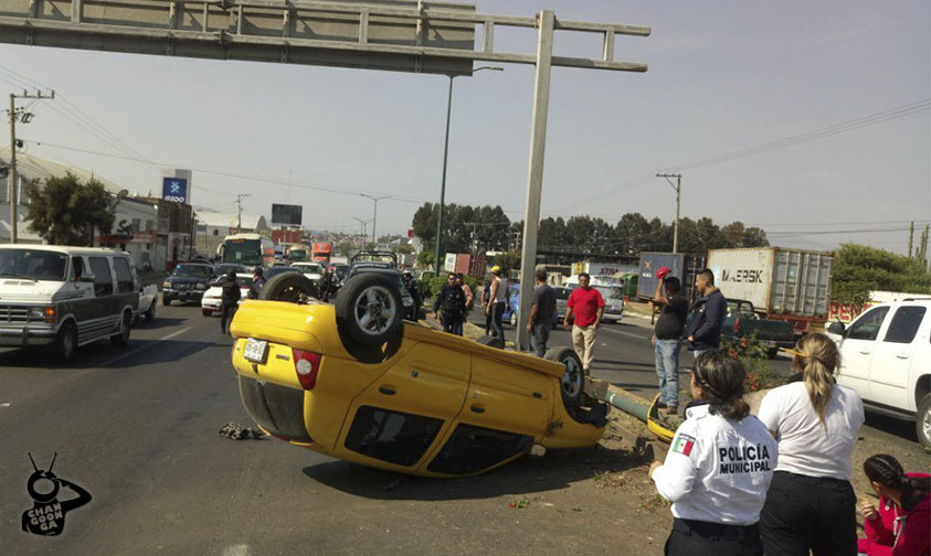 vuelca auto amarillo Morelia a