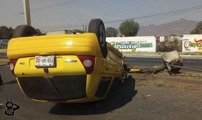 vuelca auto amarillo Morelia a