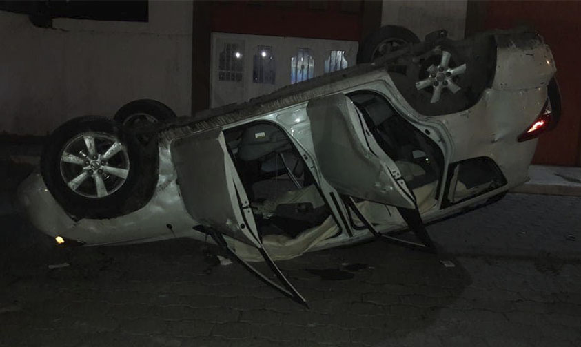 camioneta gris vuelca Apatzingán