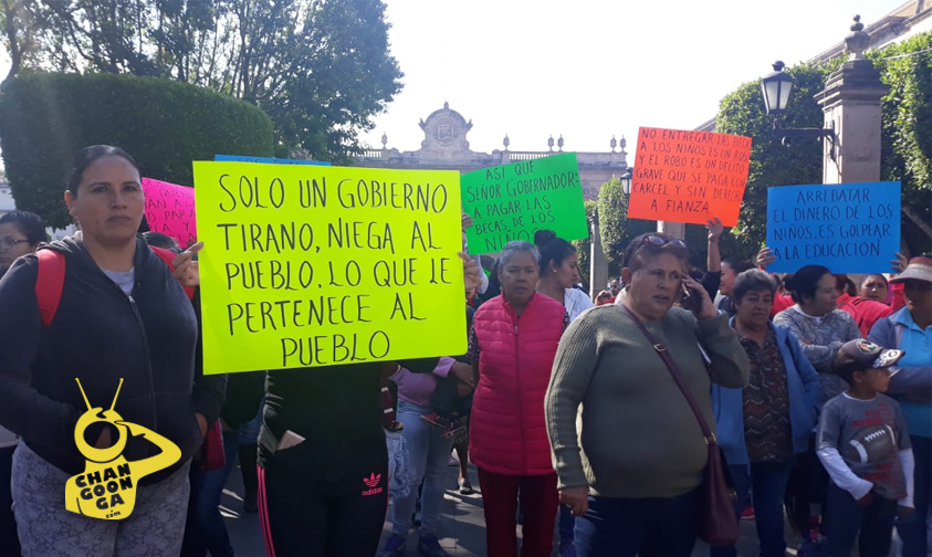 Manifestación por parte Organización Estatal Independiente de Padres de Familia, exigen pago de becas de niños preescolar, primaria y secundaria .