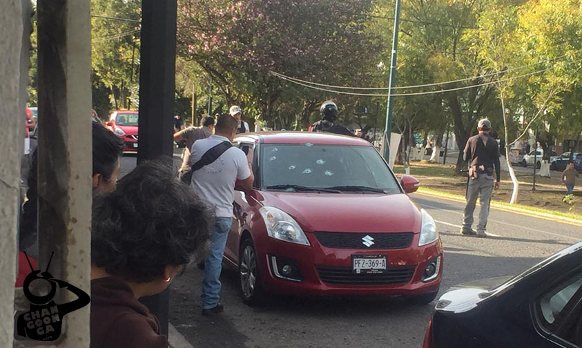 auto rojo Morelia balazos señor