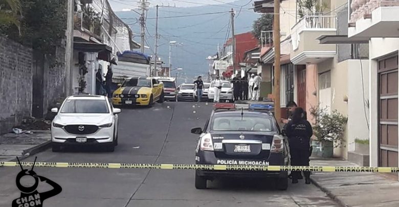 Dos ocupantes de un automóvil deportivo fueron asesinados a tiros en la colonia La Tamacua, ubicada en esta ciudad de Uruapan, el asunto es investigado por el personal de la Fiscalía Regional de Justicia. Se presume que el hecho está relacionado con los ajustes de cuentas entre grupos criminales antagónicos, dijeron jefes policiacos. El suceso fue este sábado en la calle Prolongación Aldama. Algunos testigos de lo ocurrido dijeron a la Policía que los ahora occisos llegaron en un carro Ford Mustang de color amarillo y recién se estacionaban en la vialidad en referencia, cuando fueron atacados a balazos y a raíz de ello perdieron la existencia. Voces allegadas al asunto afirmaron que los responsables del doble homicidio se dieron a la fuga abordo de una motocicleta que traían. Los vecinos del asentamiento en cuestión llamaron a las corporaciones policiacas y de rescate para avisar sobre lo acontecido. Unos paramédicos de Protección Civil Municipal dieron los primeros auxilios a los afectados y confirmaron que ya no tenían signos vitales. Ahora el tema está en las manos del personal de la Unidad Especializada en la Escena del Crimen con el objetivo de que sea esclarecido. Los finados están sin identificar.