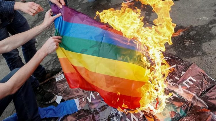 Dan 15 Años De Cárcel A Vato Que Quemó Bandera Lgbti Noticias De última Hora