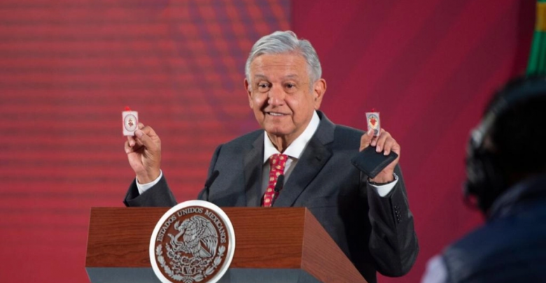 AMLO Presume Amuletos “Detente Enemigo, Que El Corazón De Jesús Conmigo”