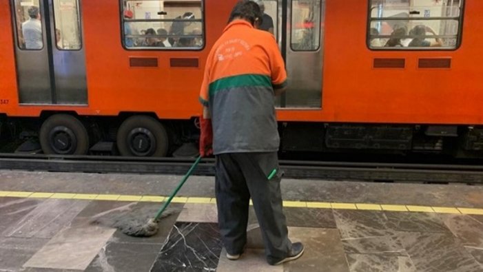 CDMX Abuelitos Que Hacen Limpieza En Metro Los Mandan A Casa Con Goce De  Sueldo –  – Noticias de última hora, con un toque acidito