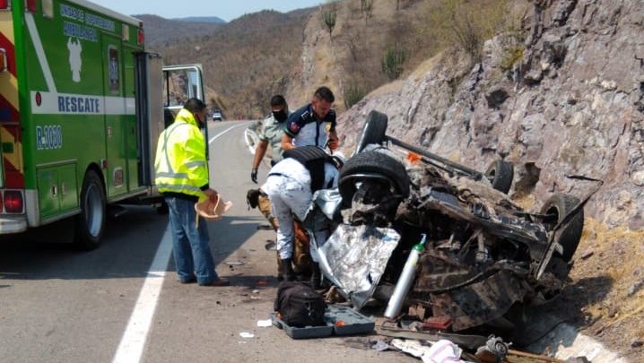 #Michoacán Volcadura En La Siglo XXI Deja 4 Heridos; Hay 1 Mujer Prensada