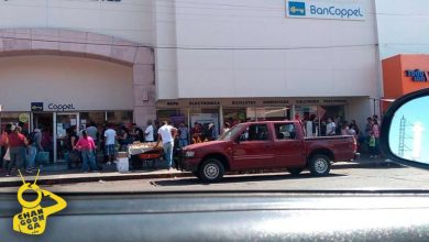 Sólo dejan pasar de a poquitos a la tienda, pero afuera todos se amontonan