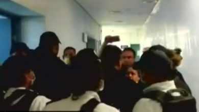 Familiares ingresan a Hospital y encuentran cuerpos "arrumbados"