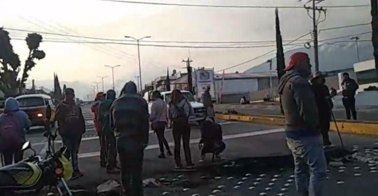 Michoacanos Bloquean Carretera; Exigen A Gobierno Que Apague Incendio En Zitácuaro